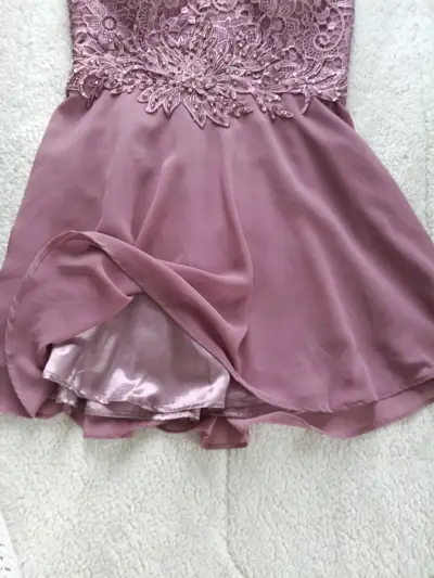 Vestido corto de encaje lila - miniatura 3