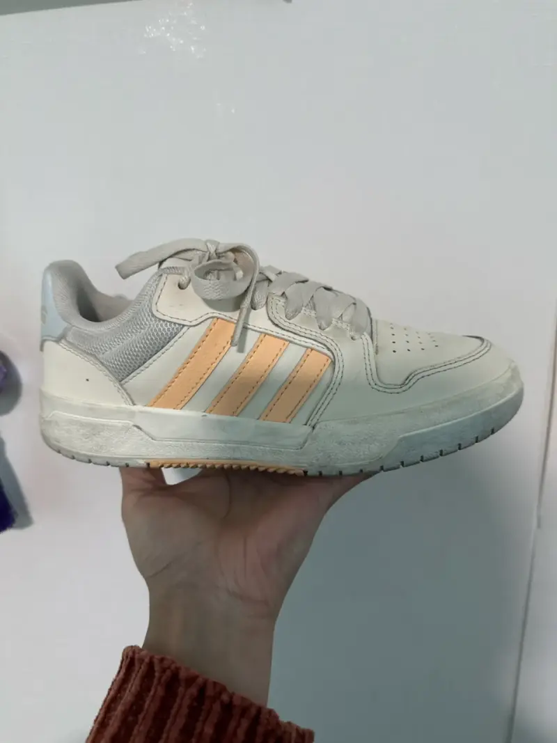 Zapatillas blancas con franjas - 1