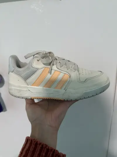 Zapatillas blancas con franjas - miniatura 1