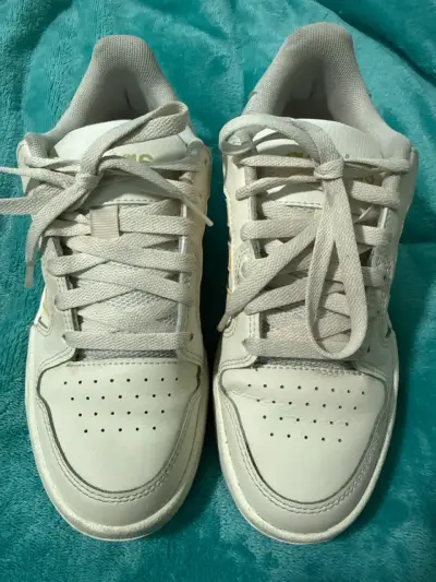 Zapatillas blancas con franjas - miniatura 2