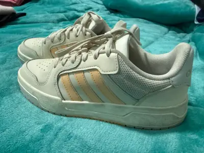 Zapatillas blancas con franjas - miniatura 3