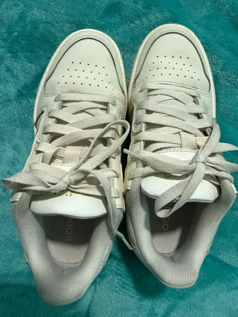 Zapatillas blancas con franjas - 5