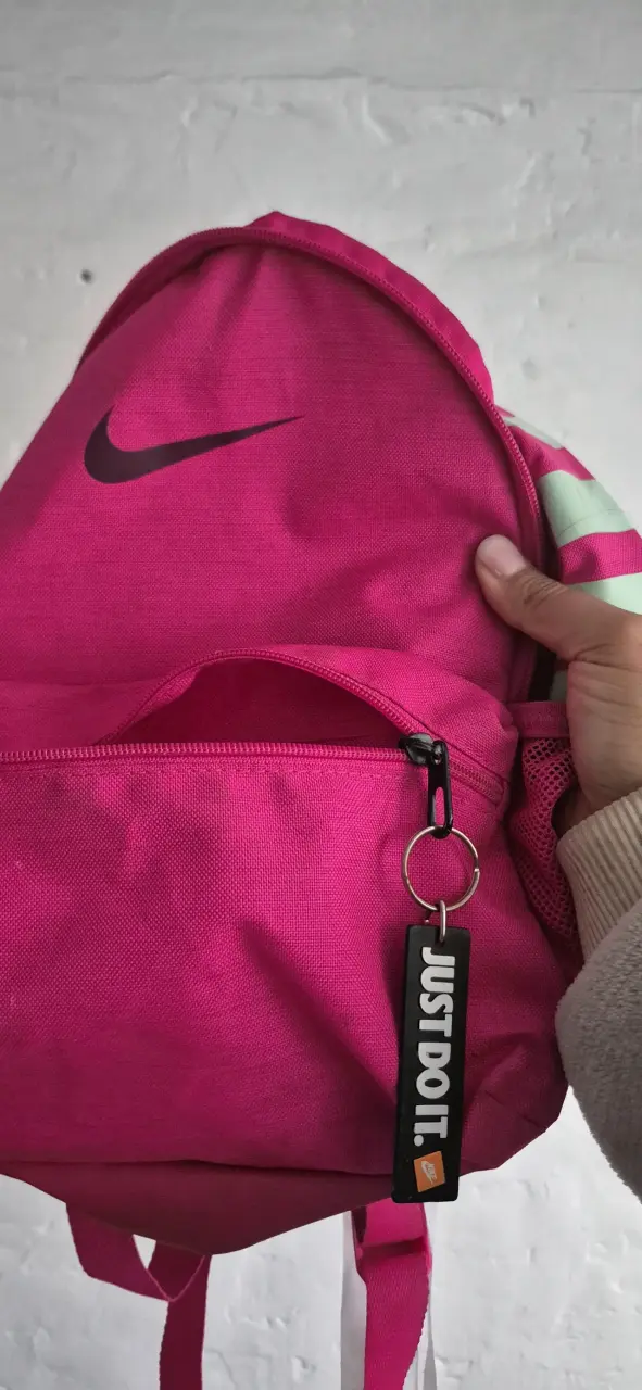 Mochila rosa Nike deportiva - 1