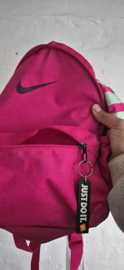 Mochila rosa Nike deportiva - miniatura 1