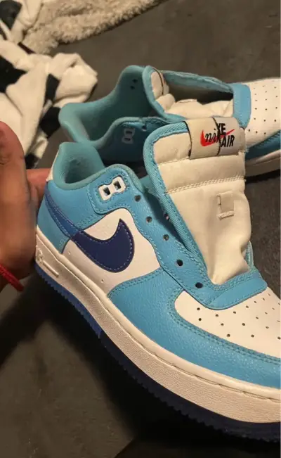 Zapatillas  Nike Air Force 1 azul y blanco - miniatura 1