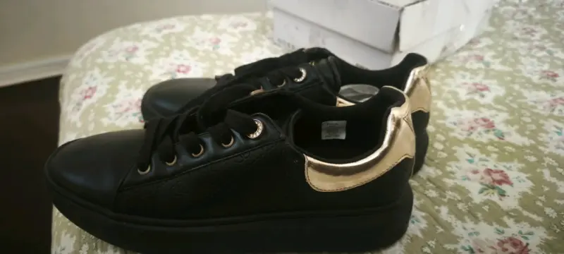 Zapatillas marca Guess de mujer - 1
