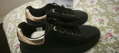 Zapatillas marca Guess  de mujer - miniatura 2