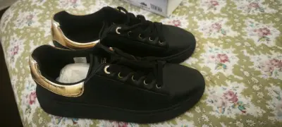 Zapatillas marca Guess  de mujer - miniatura 4