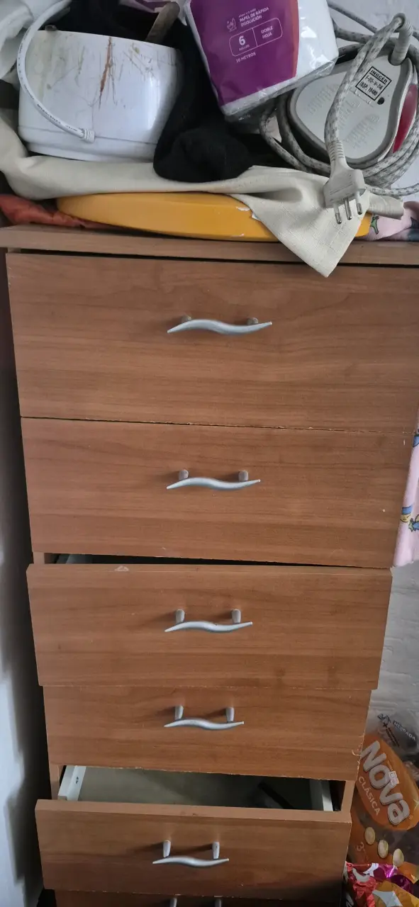 Cómoda de madera con cuatro cajones