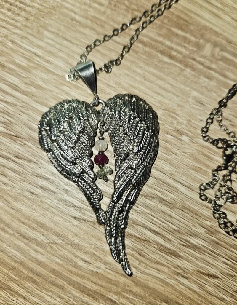 Collar con colgante de alas - 1