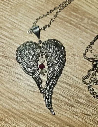 Collar con colgante de alas - miniatura 1