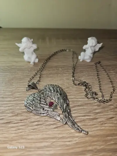 Collar con colgante de alas - miniatura 2