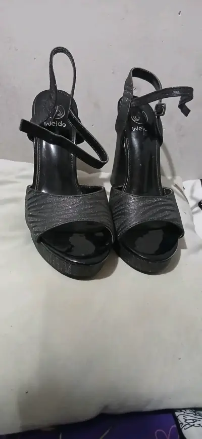 Tacones negros elegantes - miniatura 2