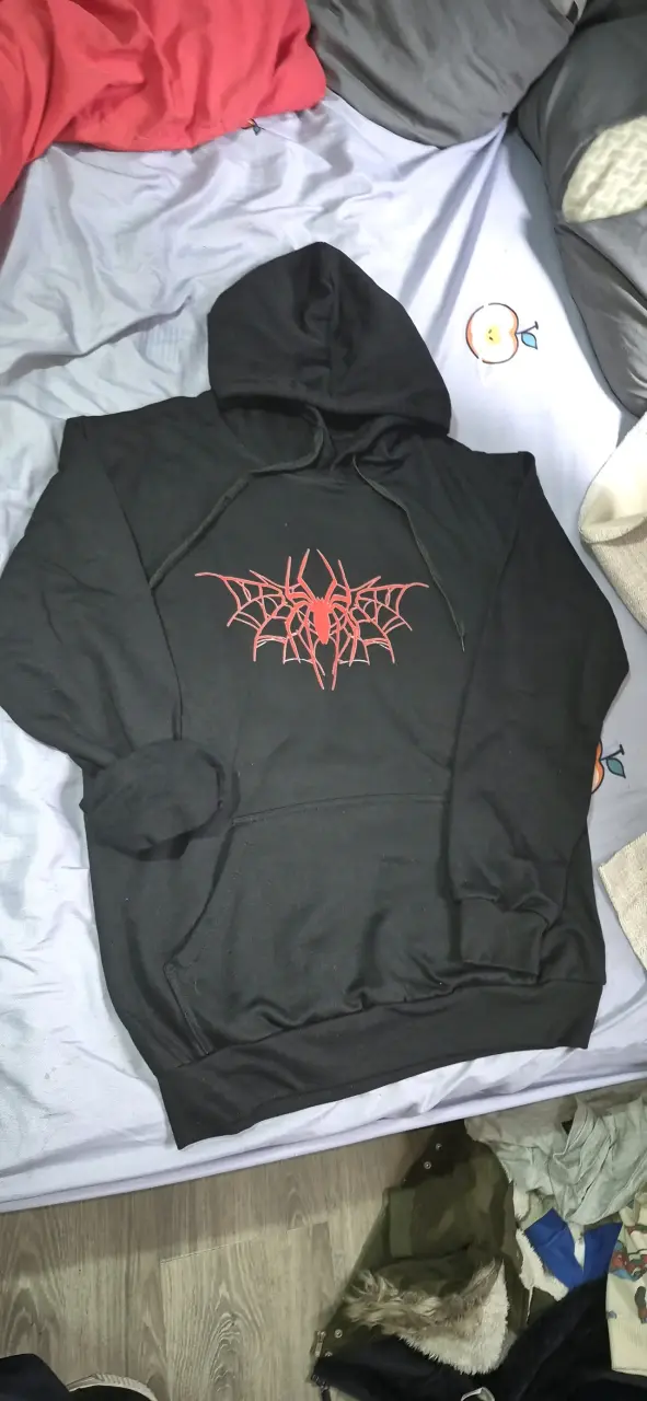 Polerón negro con diseño de araña - 2