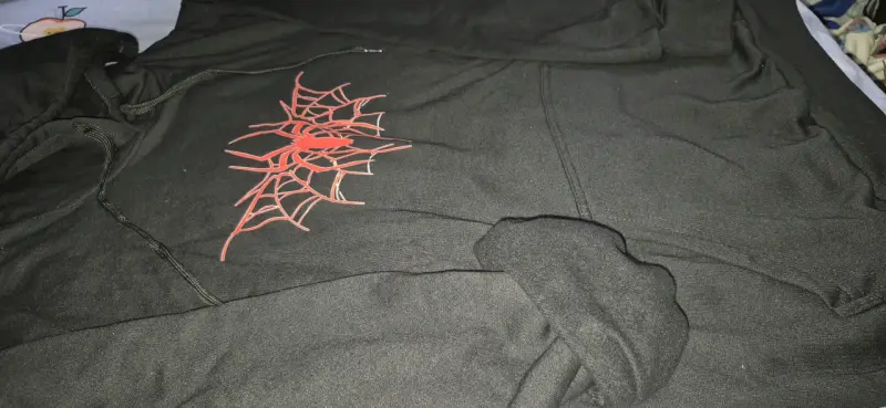 Polerón negro con diseño de araña - 3