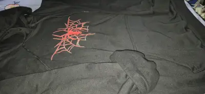 Polerón negro con diseño de araña - miniatura 3