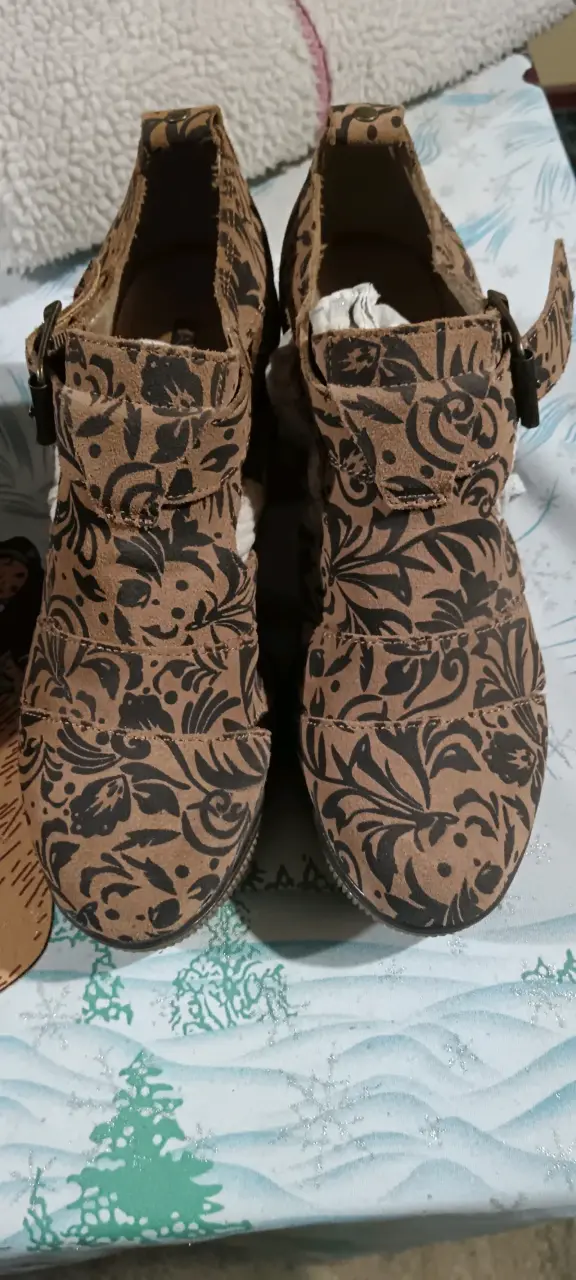 Zapatos con diseño floral marrón - 1