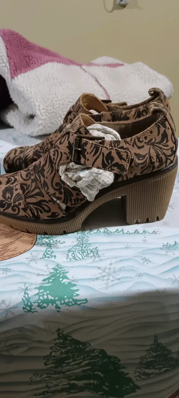 Zapatos con diseño floral marrón - 4