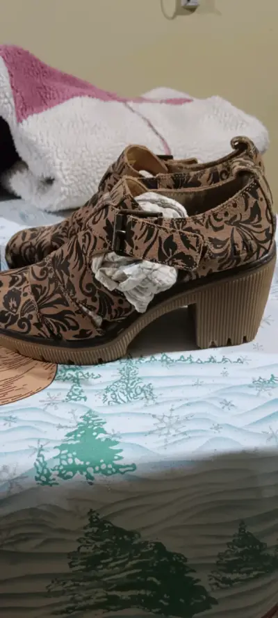 Zapatos con diseño floral marrón - miniatura 4
