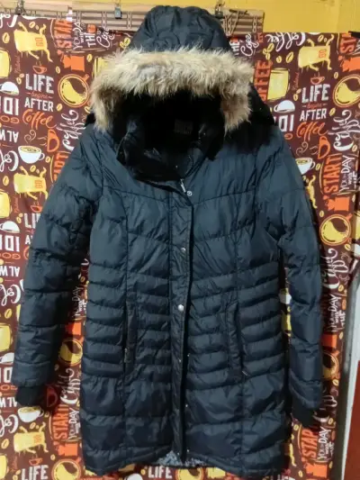 Parka negra con capucha de pelo - miniatura 1