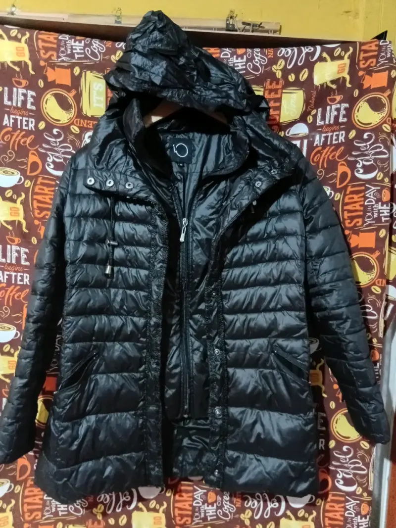 Parka negra con capucha de pelo - 2