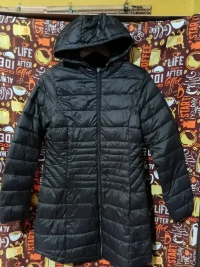 Parka negra con capucha de pelo - miniatura 3