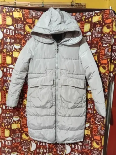 Parka negra con capucha de pelo - miniatura 5