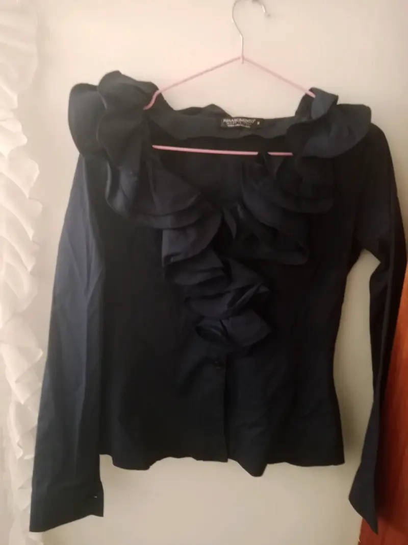 Blusa azul marino con volantes elasticada - 2