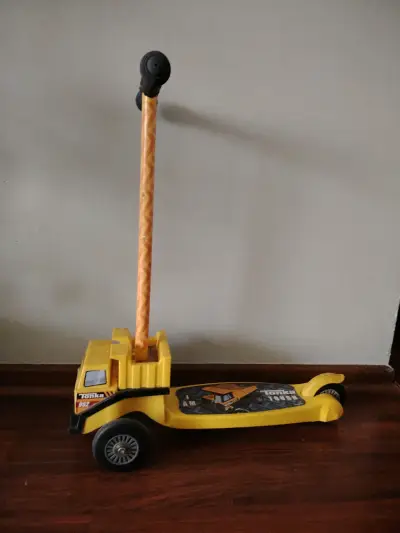 Scooter infantil Tonka amarillo - miniatura 1