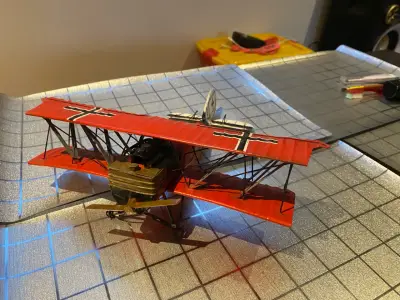 Modelo de avión biplano rojo - miniatura 1