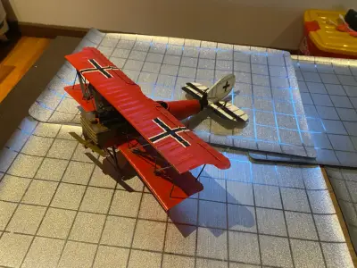 Modelo de avión biplano rojo - miniatura 2