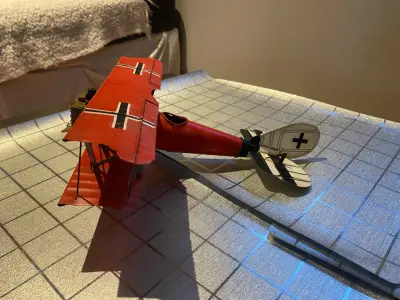 Modelo de avión biplano rojo - miniatura 3