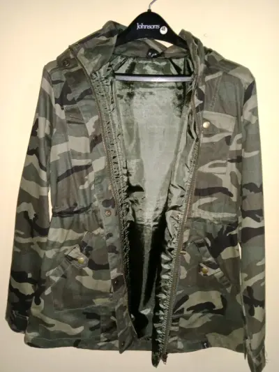 Chaqueta camuflada con capucha - miniatura 1