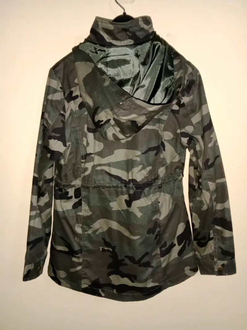 Chaqueta camuflada con capucha - 2