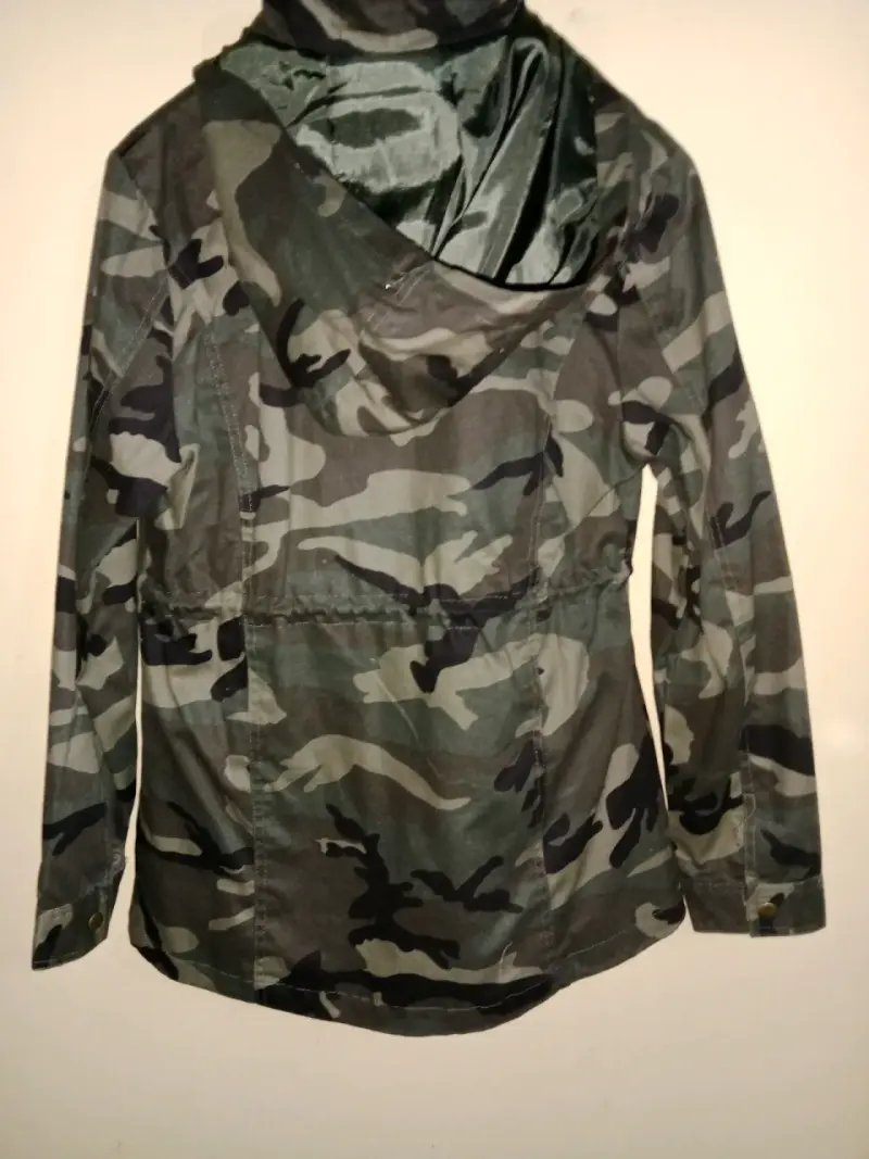 Chaqueta camuflada con capucha - 3
