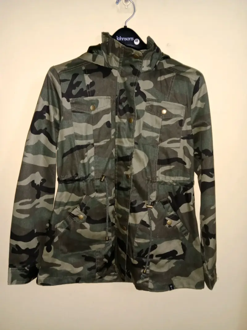 Chaqueta camuflada con capucha - 4