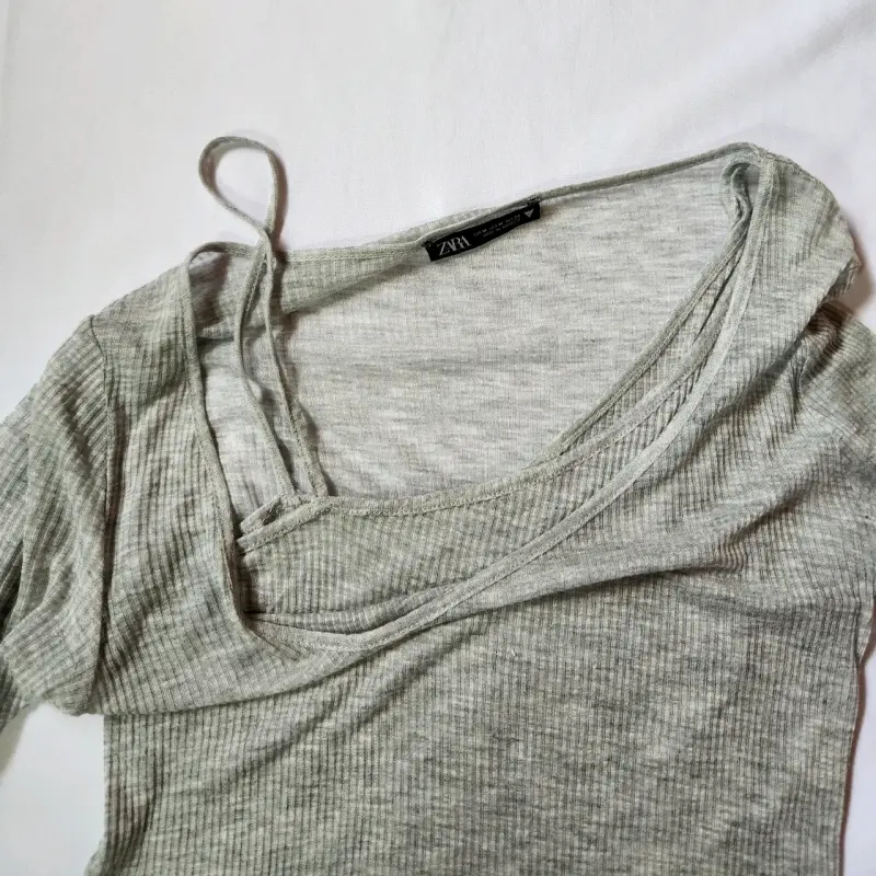 Polera gris de manga larga - 2