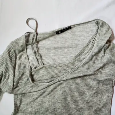 Polera gris de manga larga - miniatura 2