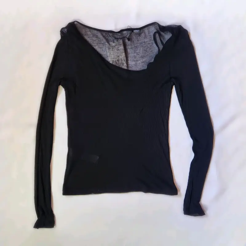 Polera negra de manga larga - 2