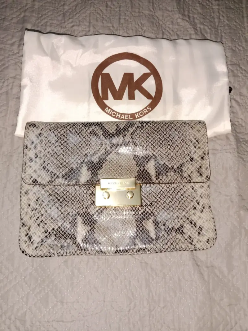 Clutch Michael Kors estampado serpiente - 1