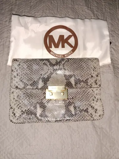 Clutch Michael Kors estampado serpiente - miniatura 1