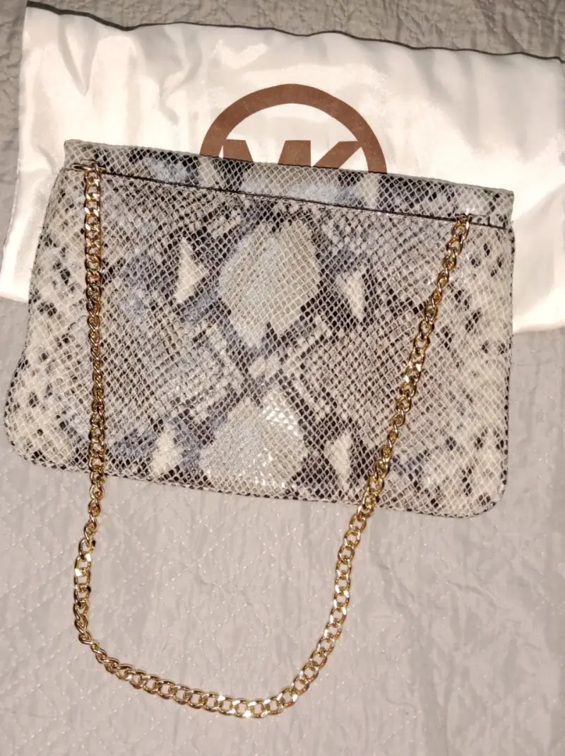 Clutch Michael Kors estampado serpiente - 2