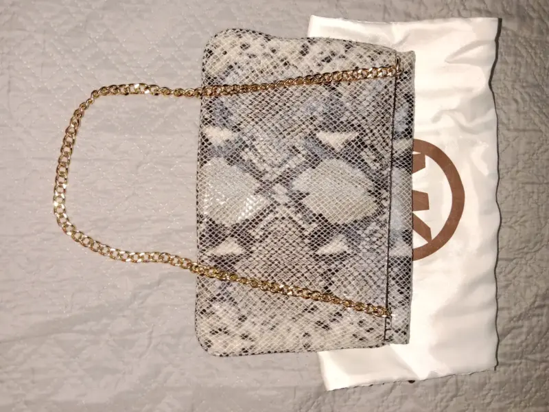 Clutch Michael Kors estampado serpiente - 4
