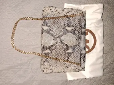 Clutch Michael Kors estampado serpiente - miniatura 4