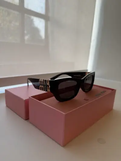 Gafas de sol Miu Miu negras - miniatura 4