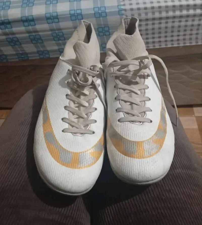Zapatillas deportivas blancas con diseño - 1