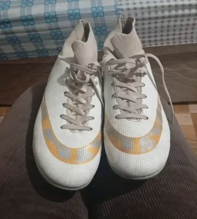 Zapatillas deportivas blancas con diseño - miniatura 1