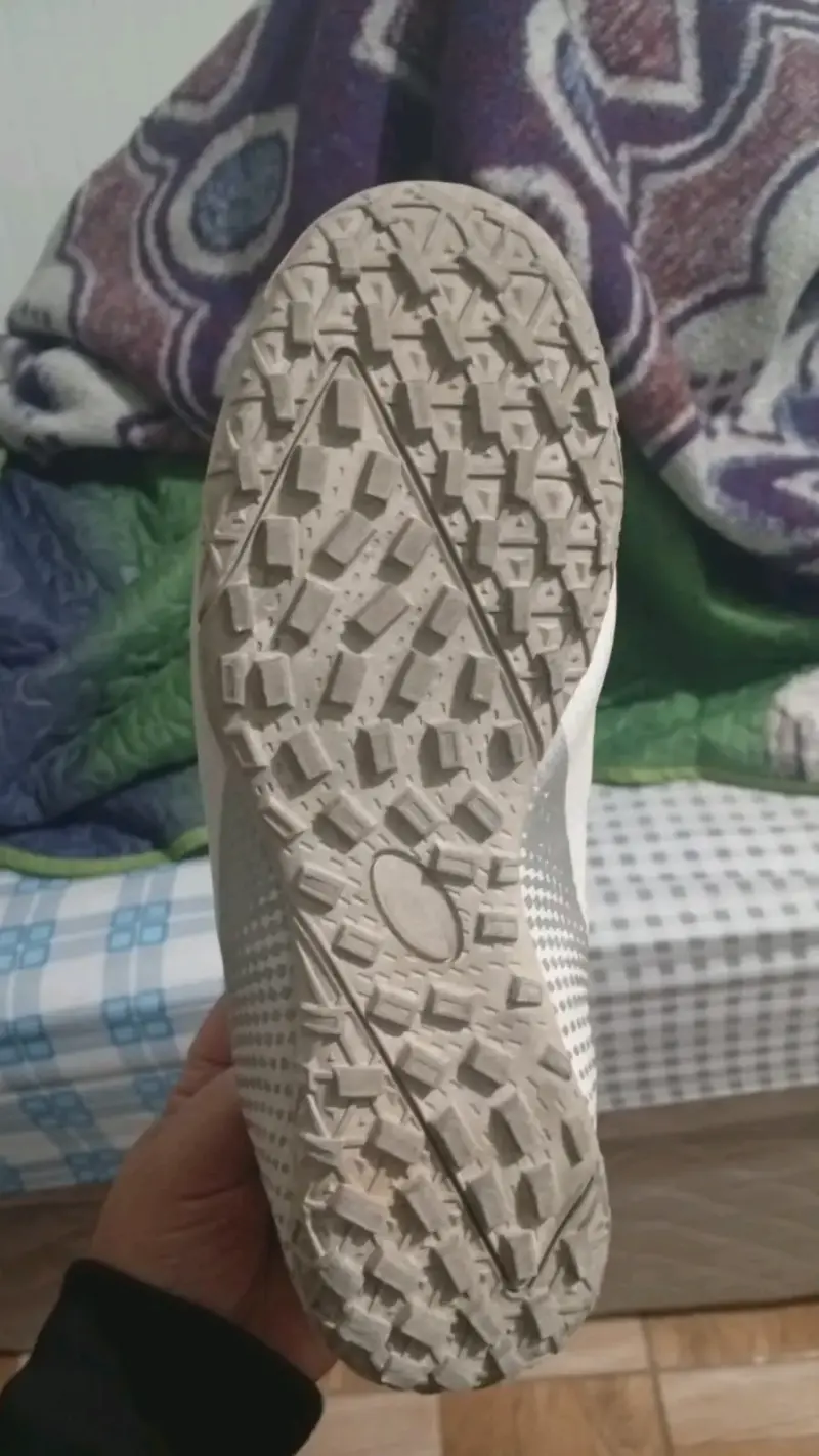 Zapatillas deportivas blancas con diseño - 2