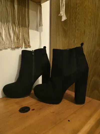 Botines negros con tacón alto - miniatura 1