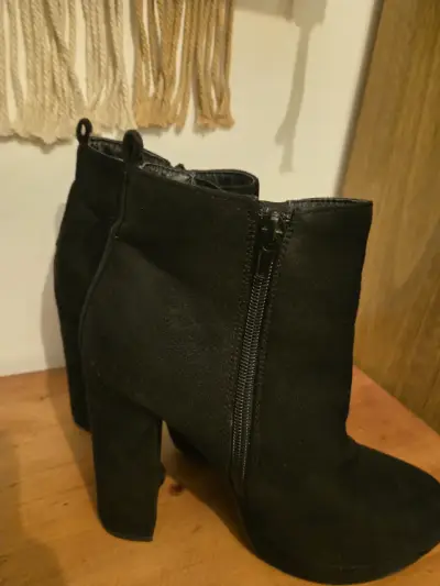Botines negros con tacón alto - miniatura 3